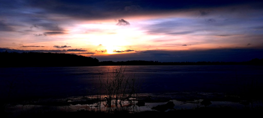 Solnedgång över vårvintersjö. Foto: Anna Ljung